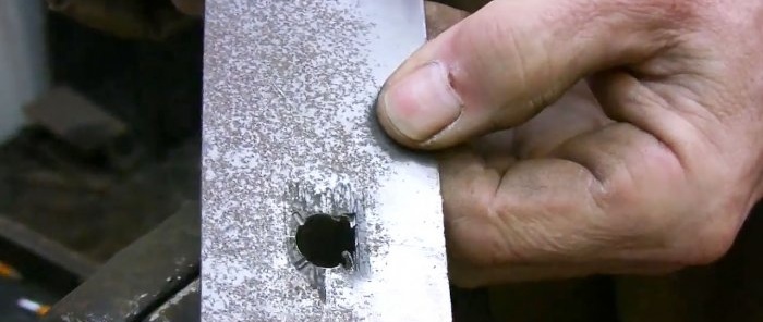 Một cách dễ dàng để tạo một lỗ vuông trên tấm kim loại
