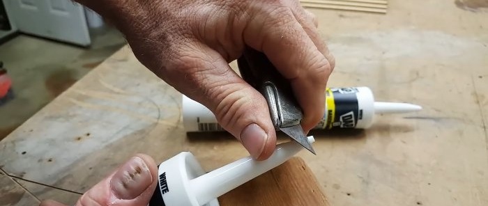 Como abrir um tubo de silicone corretamente para realizar o trabalho com eficiência