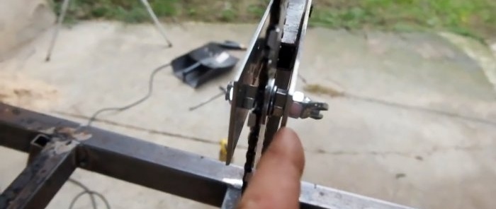 Com fer una màquina per serrar llenya amb una serra de cadena elèctrica