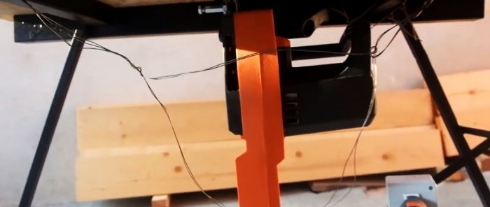 Kā izgatavot mašīnu malkas zāģēšanai no elektriskā ķēdes zāģa