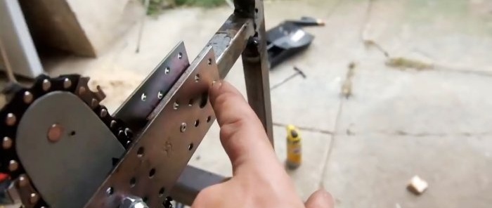Hoe maak je een machine voor het zagen van brandhout van een elektrische kettingzaag