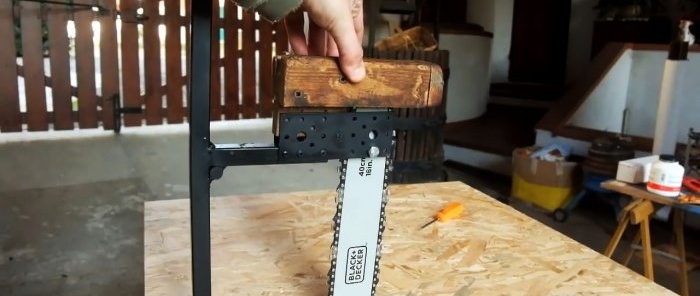 So bauen Sie eine Maschine zum Sägen von Brennholz aus einer elektrischen Kettensäge