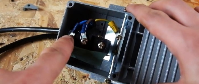 Hur man gör en maskin för att såga ved från en elektrisk motorsåg