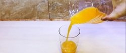 Odšťavovač na citrusy vyrobený z plastových fliaš