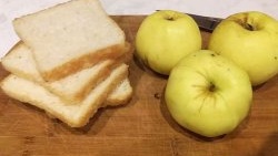 Babka de poma o charlotte en un pa