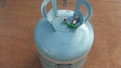 Mini smokehouse mula sa isang freon cylinder
