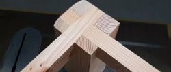 Uzticama metode koka detaļu trīskāršu stūru savienošanai