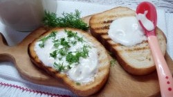 Mayonnaise sans œufs à la saumure de pois verts