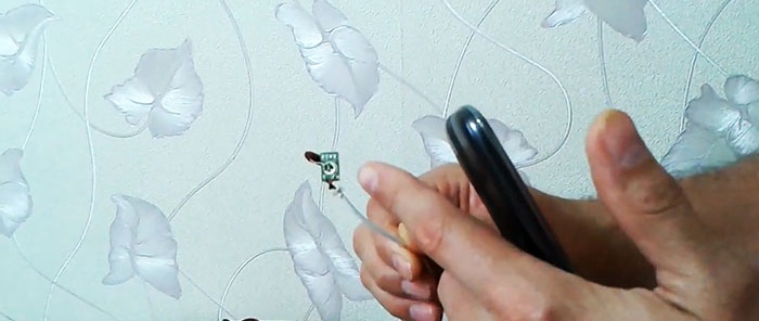 Detektor für versteckte Kabel von einem Smartphone