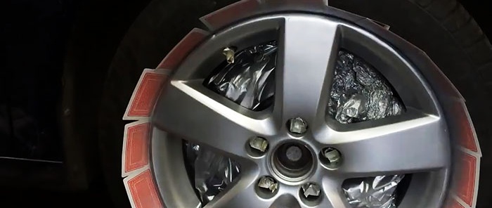 Hvordan gjenopprette et bilhjul hvis det er skadet av en fortauskant