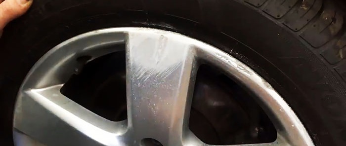 Hoe een autowiel te herstellen als het beschadigd is door een stoeprand