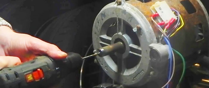 Bir elektrik motoru şaftı torna olmadan düz olarak nasıl delinir?
