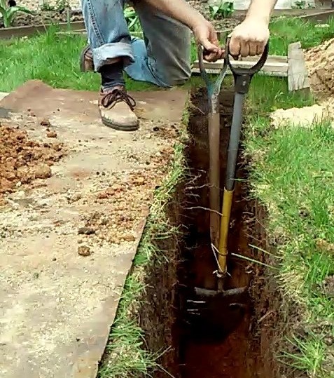 Wie man ohne Bagger und Baggerteam Wasser zu einem Haus bringt