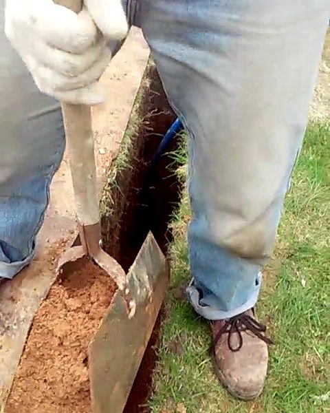 Come portare l'acqua in una casa senza un escavatore e una squadra di scavatori