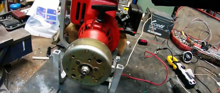 Mini generador de gasolina casero a partir de una recortadora de 12 V