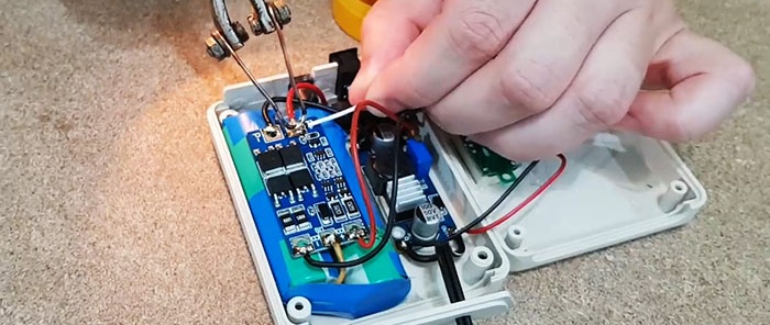Bir yönlendirici için mini 12 V kesintisiz güç kaynağı nasıl yapılır