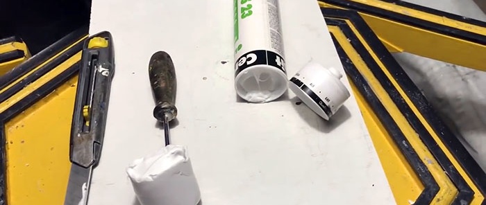 Cum se scoate un dop înghețat dintr-un tub cu etanșant
