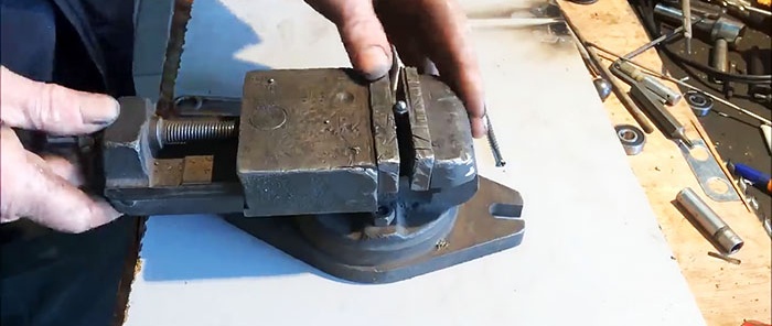 Cách chế tạo máy khoan từ ổ trục để khoan thép cứng