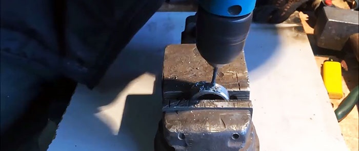Comment fabriquer une perceuse à partir d'un roulement pour percer de l'acier trempé