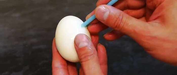 Cómo cortar maravillosamente un huevo sin un cuchillo figurado.