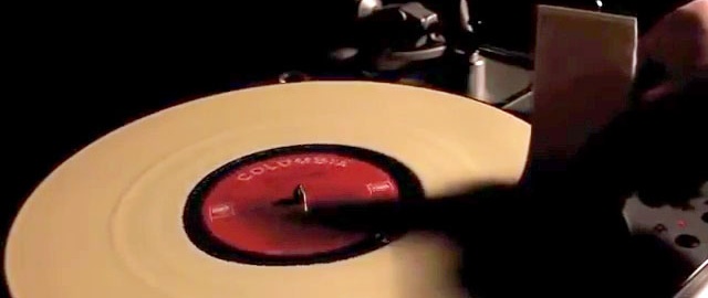 Dybderensning af en vinylplade med lim
