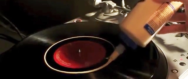 Neteja profunda d'un disc de vinil amb cola