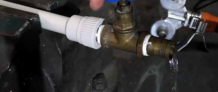 How to solder a pipe with water