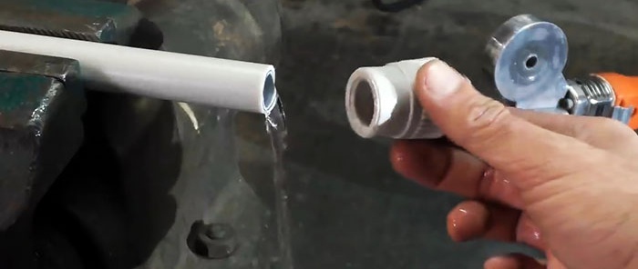 איך להלחים צינור במים