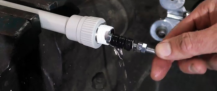 Hoe een pijp met water te solderen