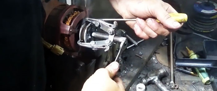 Bir elektrik motorundan bastırma kasnağı nasıl çıkarılır ve matkap mandreni nasıl takılır