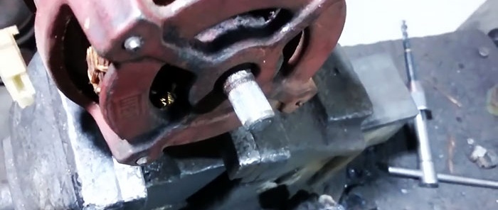 Πώς να αφαιρέσετε μια τροχαλία με πίεση από έναν ηλεκτροκινητήρα και να εγκαταστήσετε ένα τσοκ τρυπανιού