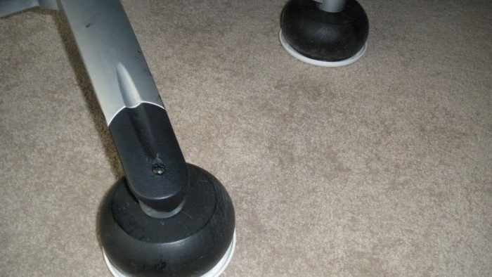 A cadeira do escritório não se move e estraga o carpete. Substitua os rodízios pelas pernas.