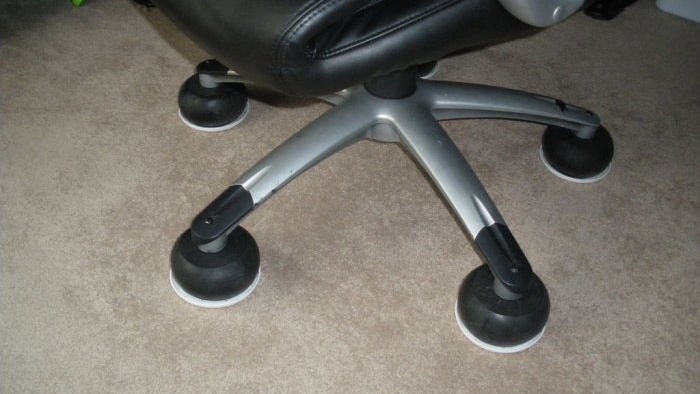 La silla de oficina no se mueve y arruina la alfombra, reemplace las ruedas con las patas.