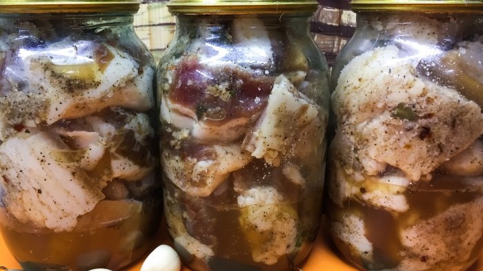 Bagaimana untuk mengambil lemak babi dan bawang putih untuk musim sejuk dalam balang liter