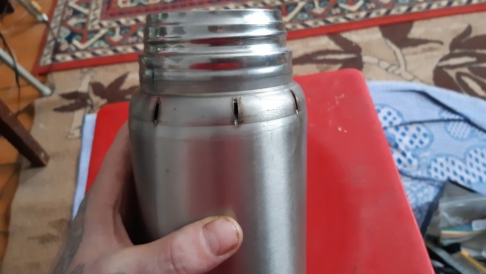 Hoe maak je een campingsamovar van oude thermosflessen