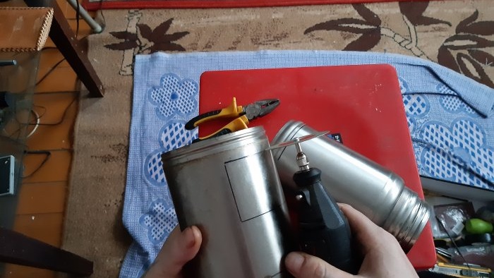 Hoe maak je een campingsamovar van oude thermosflessen