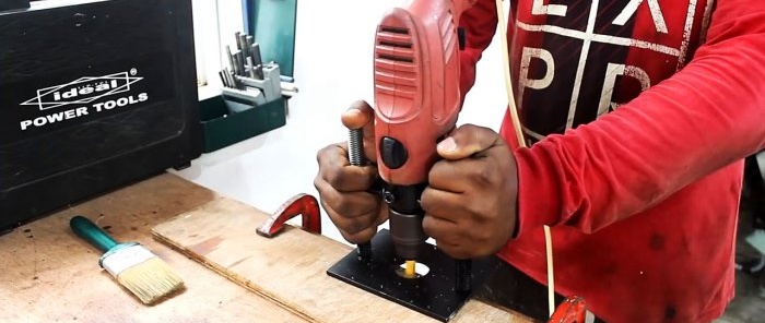 Hoe je van een boormachine een bovenfrees kunt maken met behulp van eenvoudige apparatuur