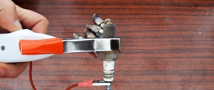 كيفية صنع جهاز اختبار شمعة الإشعال بطريقة بسيطة