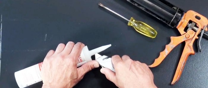 كيفية إزالة الغطاء الجاف من فوهة الأنبوب وإعادة استخدام الفوهة
