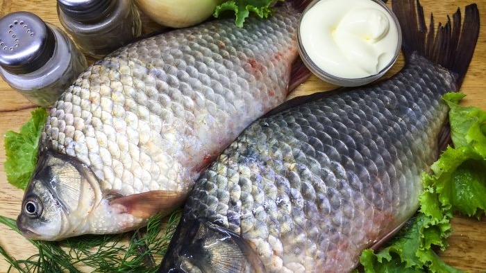 Carpa crucian cotta intera al forno