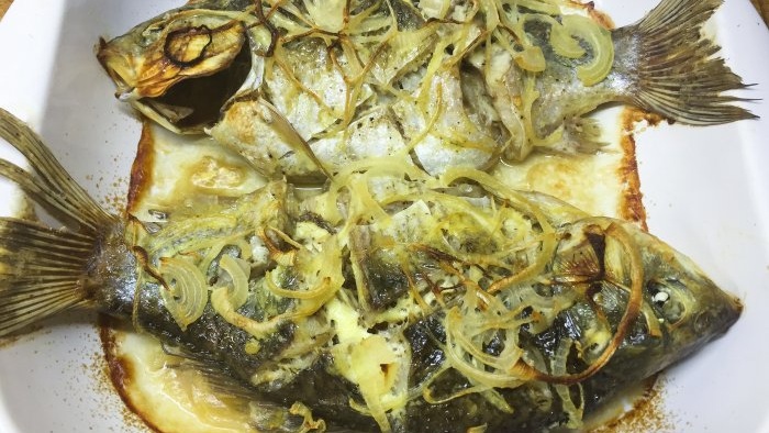 Crucian carp baked whole in the oven