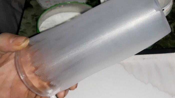 Hoe maak je een tafellamp van een oude mok met een ingebouwde batterij