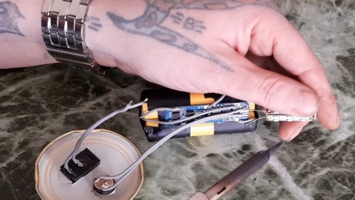 Wie man aus einem alten Becher eine Tischlampe mit eingebauter Batterie bastelt