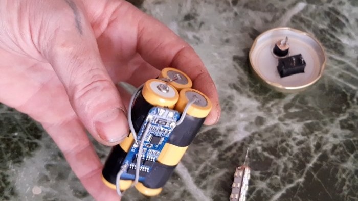 Kā izgatavot galda lampu no vecas krūzes ar iebūvētu akumulatoru