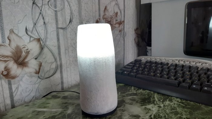 Hvordan lage en bordlampe av et gammelt krus med innebygd batteri