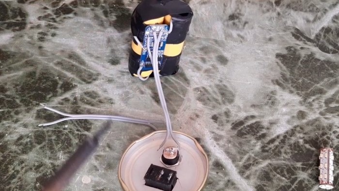 Sådan laver du en bordlampe af et gammelt krus med indbygget batteri