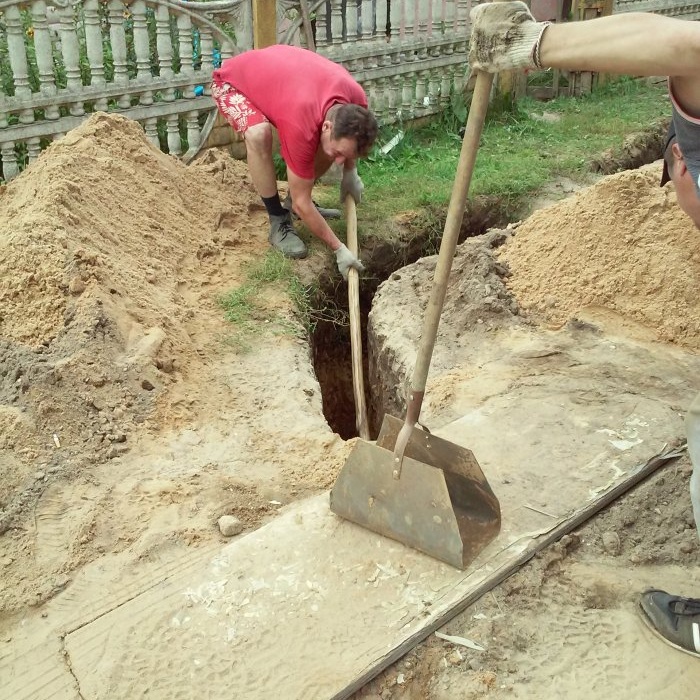 Hvordan bringe vann til et hus uten gravemaskin og et team med gravere