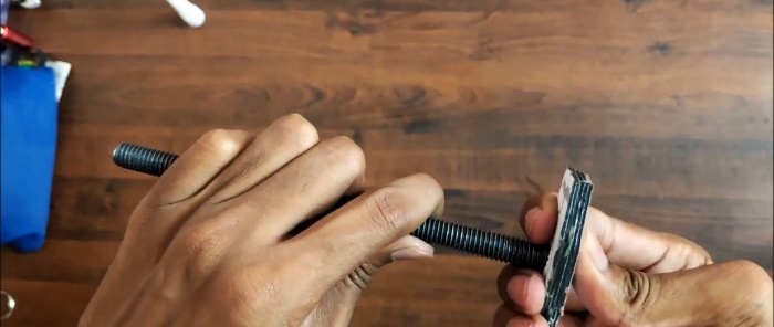 Come utilizzare il sigillante siliconico da un tubo senza pistola