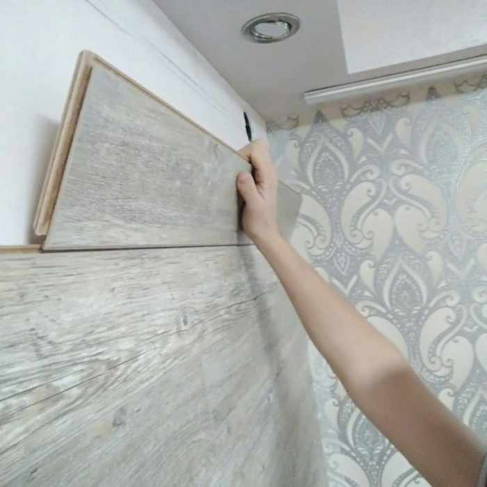 Colocar laminado en la pared.