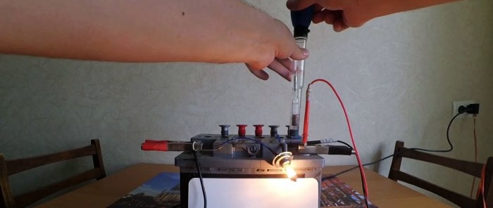 Hvordan man oplader et bilbatteri med en bærbar strømforsyning